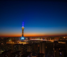 小孩发烧眼皮外侧发红（小孩发烧眼睛皮有红点点）