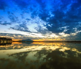 小孩耳根疼并发烧（小孩耳朵疼并发烧怎么回事）