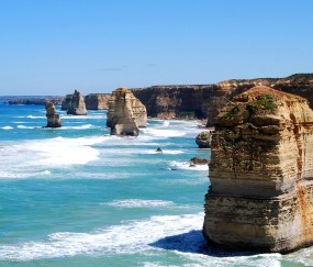小孩吃饭就肚子疼发烧怎么回事（小孩吃着食发烧,肚子疼吃什么药）