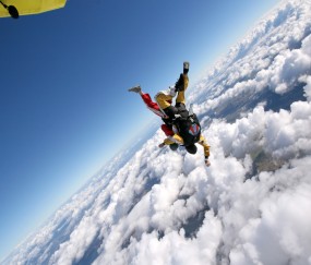 小孩浑身冷还发烧（小孩浑身发冷发烧）